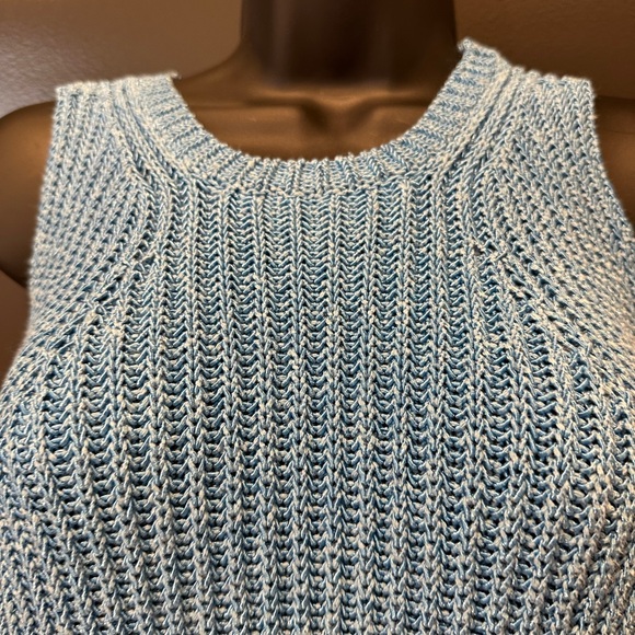 Sleeveless knit top. - Picture 3 of 5